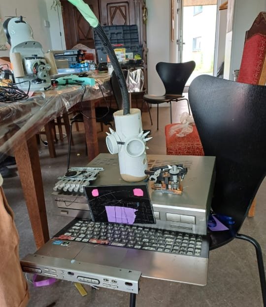 Een fantasierijke robot gemaakt van afgedankte apparaten en onderdelen